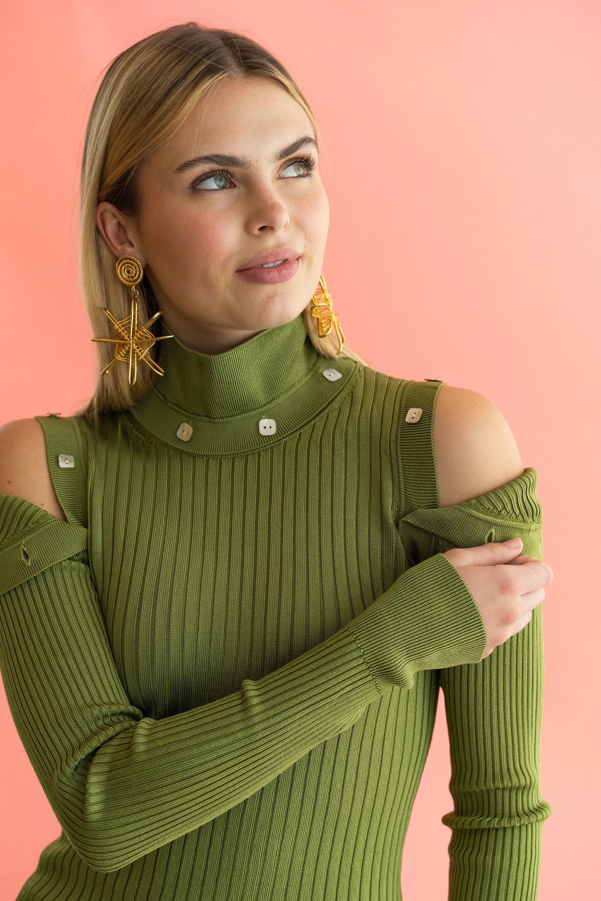 sustainable knit top with detachable sleeves in green
