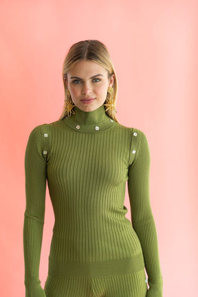 versatile knit top for travel with removable sleeves