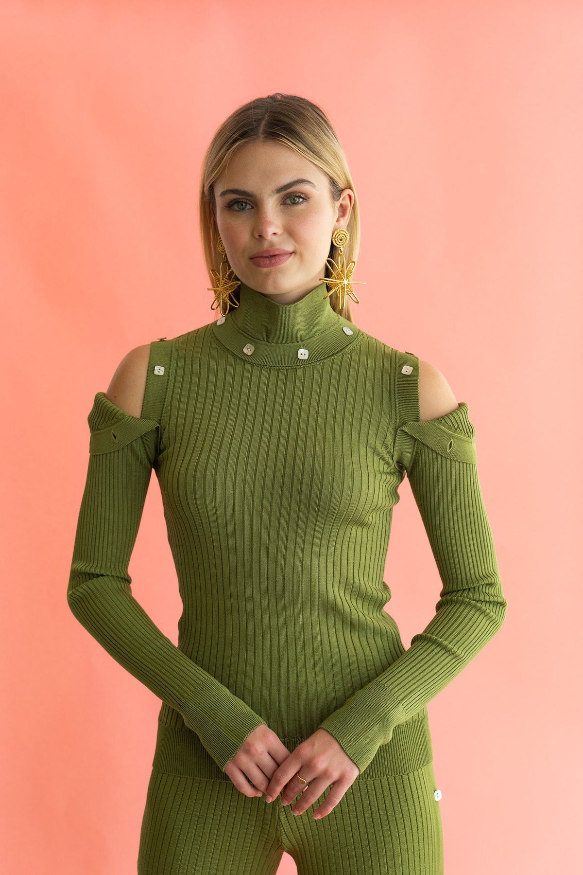 versatile knit top with removable sleeves in green