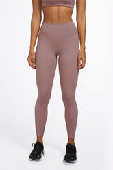 Sustainable workout leggings without front seem in color elderberry (light mauve/taupe) 