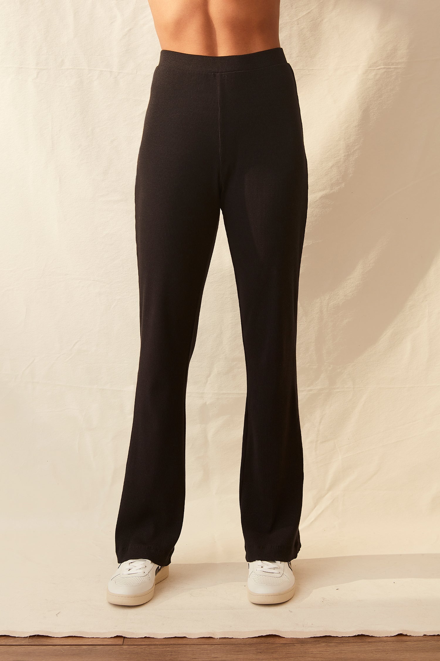 black fitted lounge pants for travel